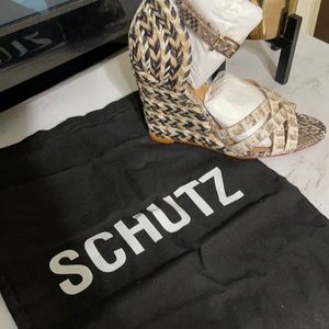 SCHUTZ JOLENE